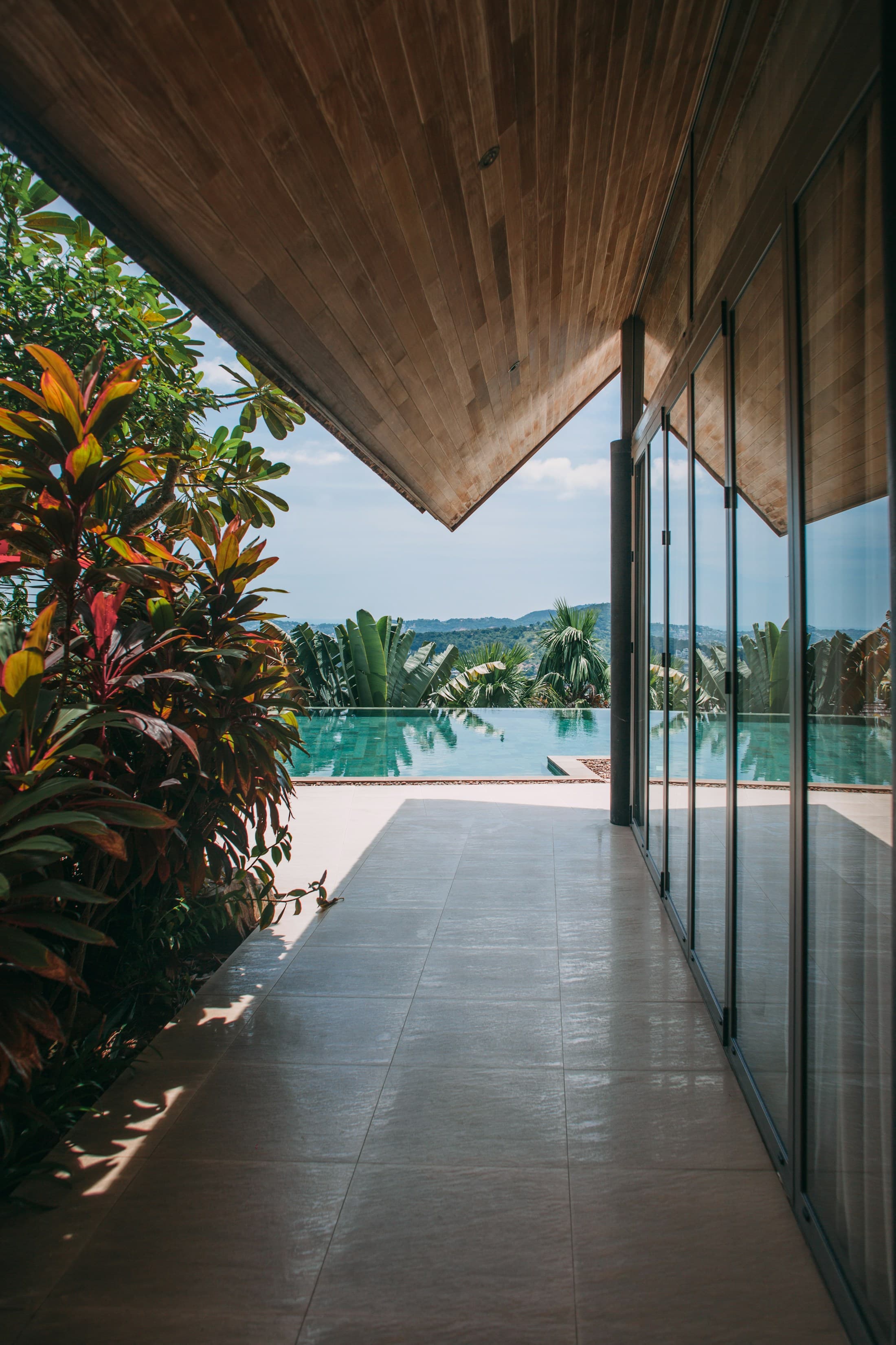 Architecture tropicale contemporaine et piscine à débordement en Thaïlande