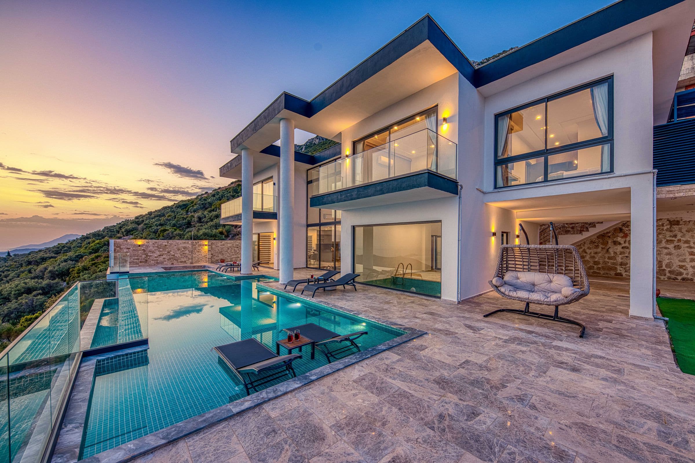 Villa contemporaine haut de gamme avec piscine à débordement au coucher du soleil